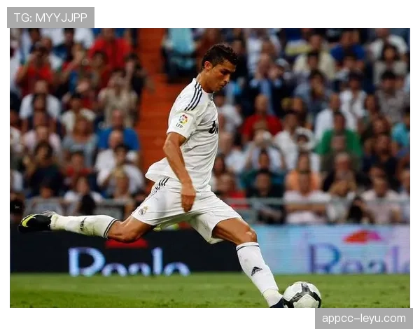 C罗闪耀欧冠赛场再创传奇时刻