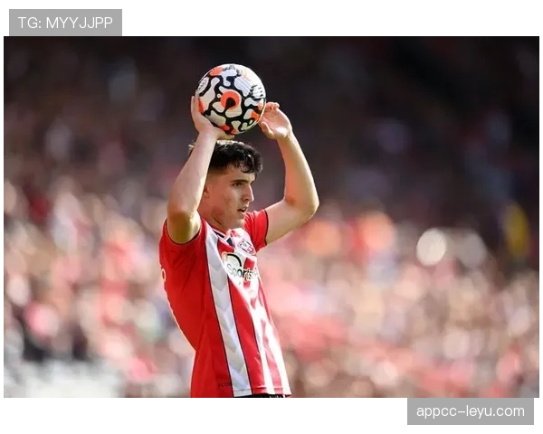 南安普顿重塑中场战术，年轻球员亮眼表现引热议