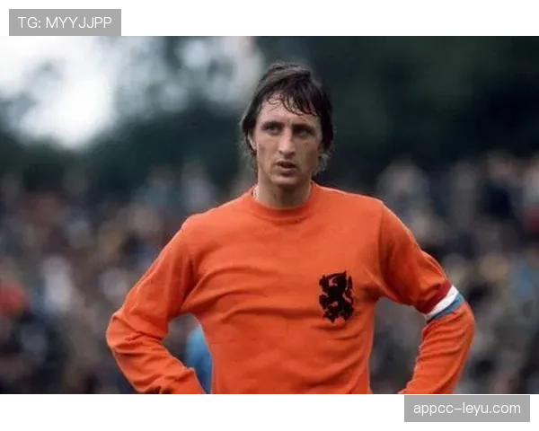 克鲁伊夫全攻全守理念再引热议,现代足球战术在传承中持续进化 克鲁伊夫全攻全守理念再引热议,现代足球战术在传承中持续进化