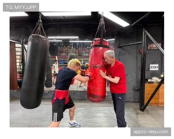 熊朝忠家的米线店开进拳馆那天，他正啃着冷馒头看对手录像