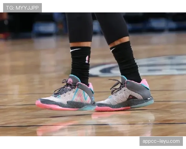 扎克拉文的鞋比我整套房还讲究，楼里阿姨当场开始攒钱